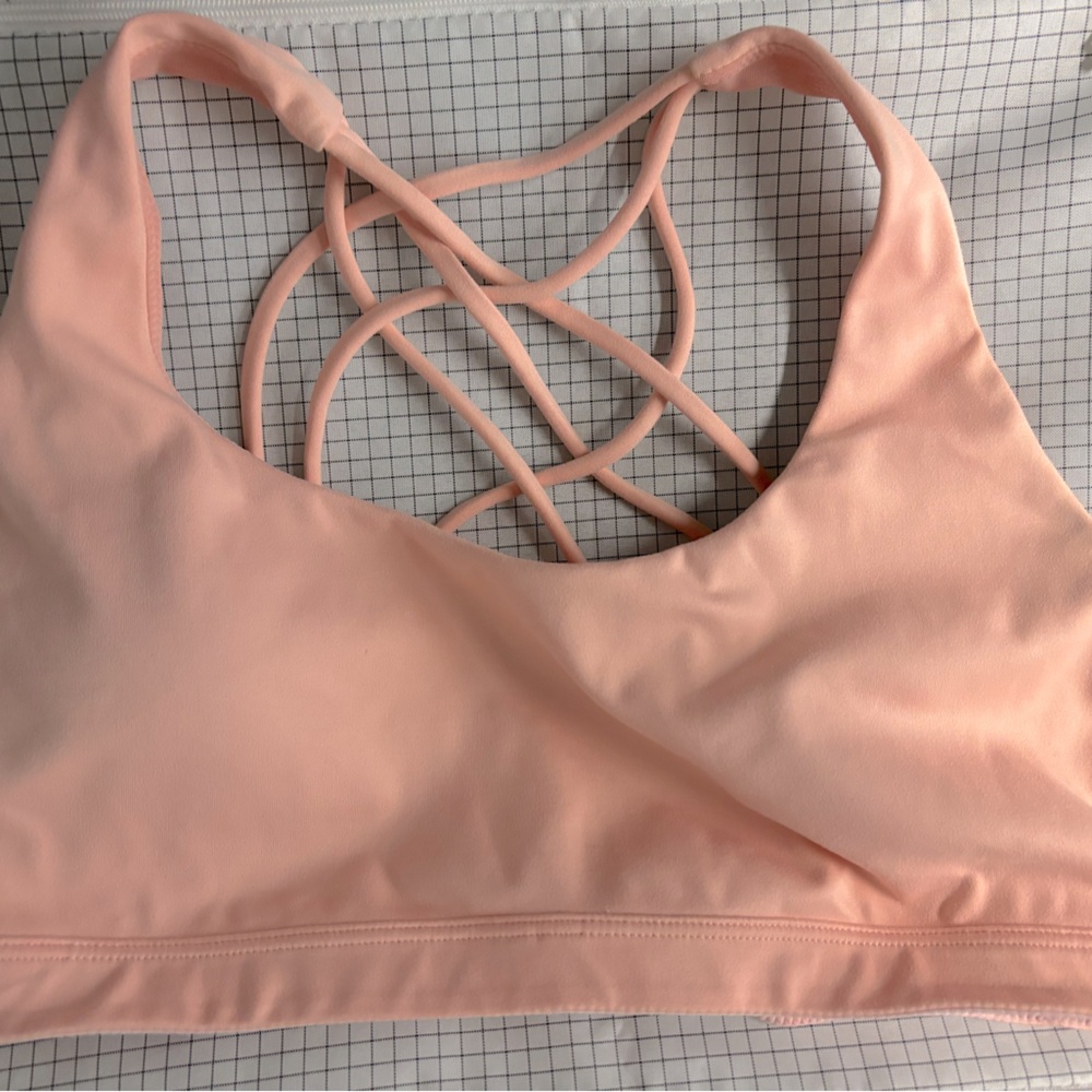Gently use Victoria’s Secret sports bar in size large. it has no stains.
